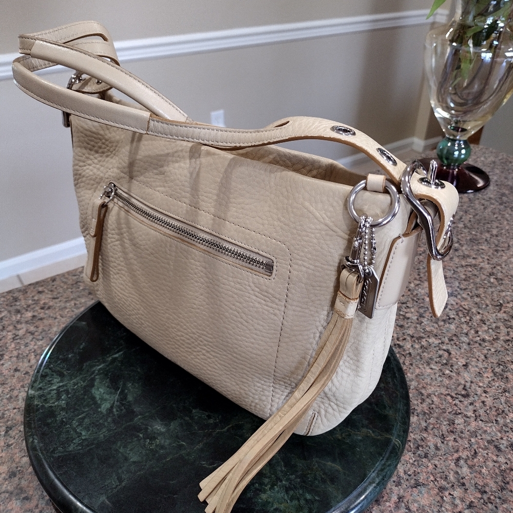 Coach East West Tassel Pebble leather beige Shoulder bag - Picture 5 of 17
